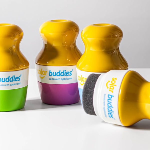 Børn på stranden med Solar Buddies solcreme applikator